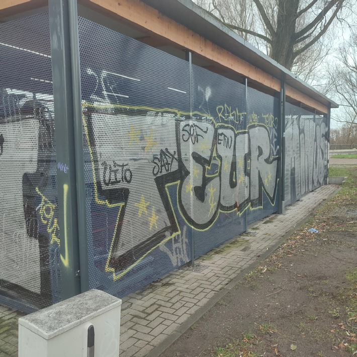 Graffiti-Schaden am Wedeler Bahnhof: Polizei sucht Hinweise!