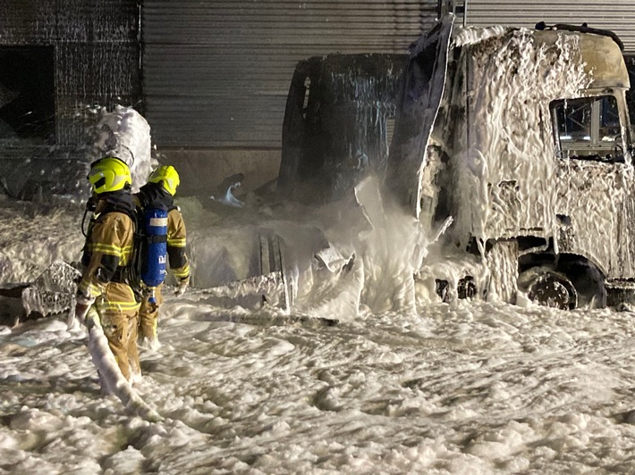 Großbrand in Bremen: Zwei LKW in Flammen, Feuerwehr im Einsatz!