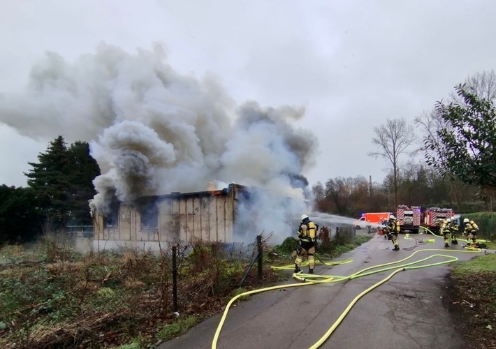 Großbrand in Essen-Dellwig: Feuerwehr kämpft sechs Stunden gegen Flammen!