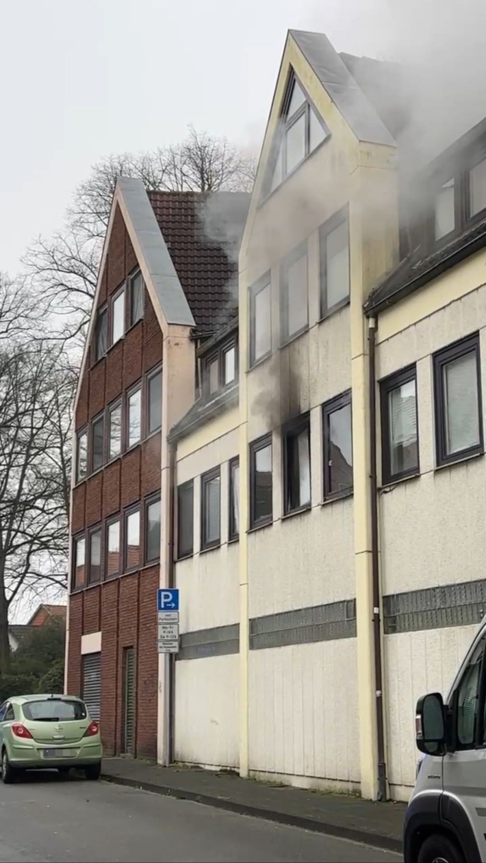 Großbrand in Helmstedt: Feuerwehr rettet verletzte Person aus Wohnung!