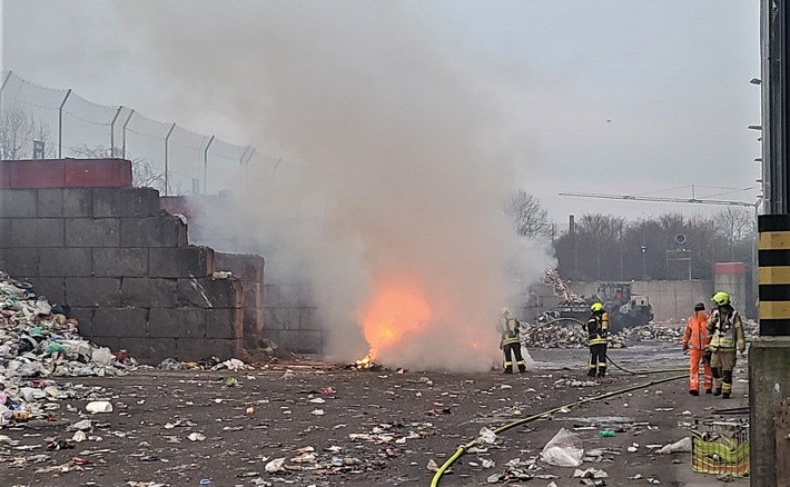 Großbrand in Oberhausen: Müllentsorgungsbetrieb in Aufruhr!