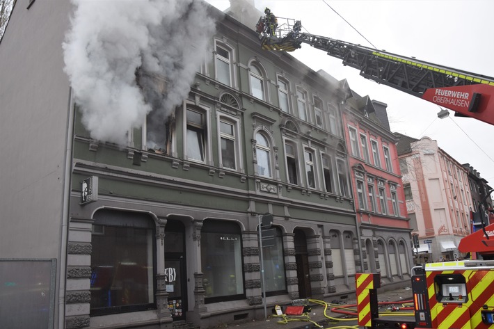 Große Gefahr in Oberhausen: Feuerwehr rettet sieben aus Wohnungsbrand!