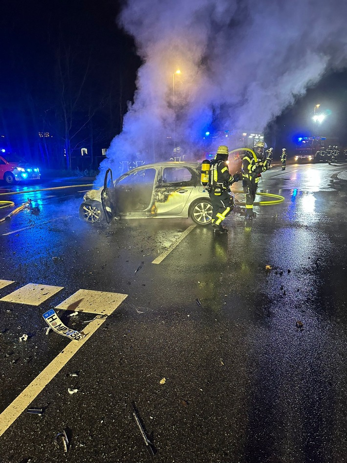 Großer Einsatz der Feuerwehr Celle: PKW nach Unfall in Flammen!