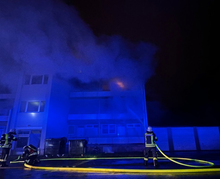 Großer Wohnungsbrand in Bonn: Feuerwehr rettet Bewohner aus Rauch!