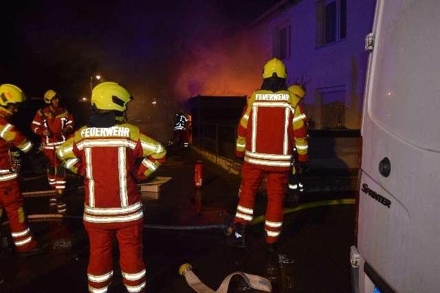 Held in der Not: Bewohner wirft brennende Matratze aus Fenster!