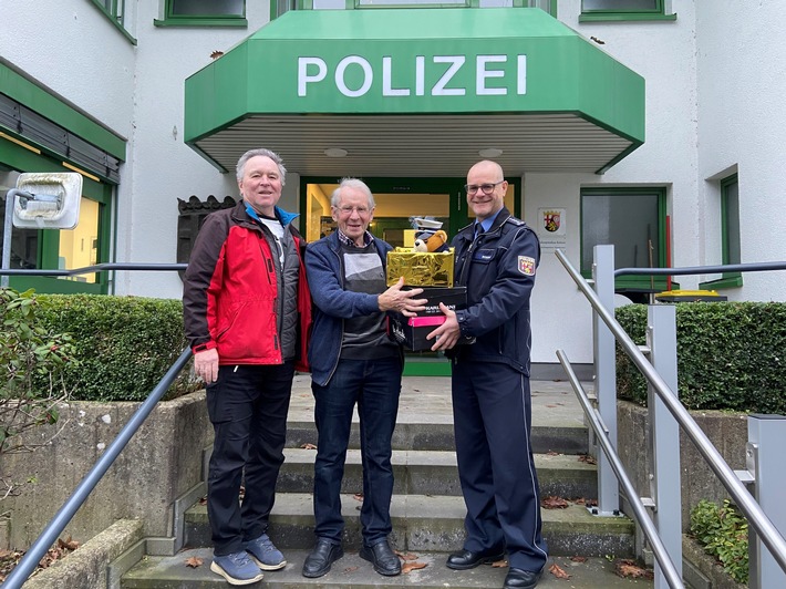 Heldentaten zu Weihnachten: Polizei rettet Spendenpakete für Kinder!