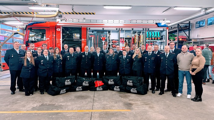 Helmstedter Feuerwehr feiert mit neuem Einsatzfahrzeug und Spendenaktion!