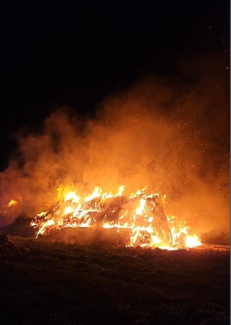 Heuballen in Flammen: Polizei ermittelt wegen Brandstiftung in Eitze!