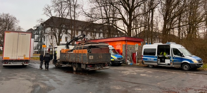 Hund frisst Fahrtunterlagen: LKW-Fahrer kassiert Bußgeld trotz Ausrede!