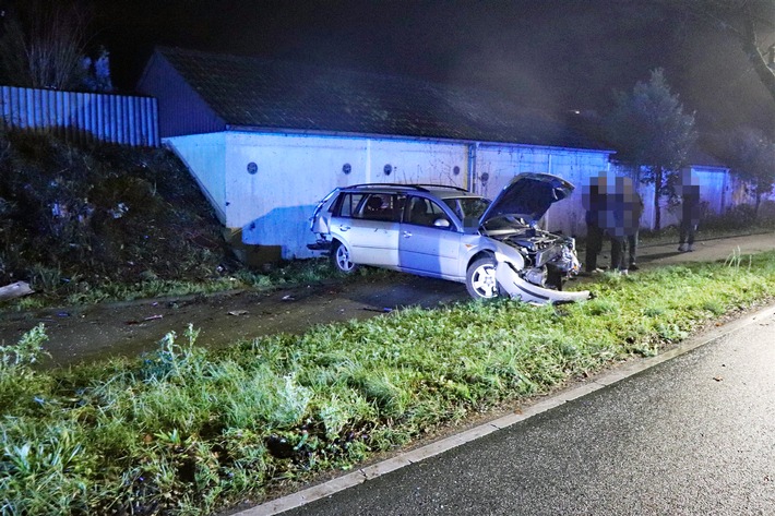 Junger Fahrer verunglückt in Mettmann: Fünf Leichtverletzte und hoher Schaden!