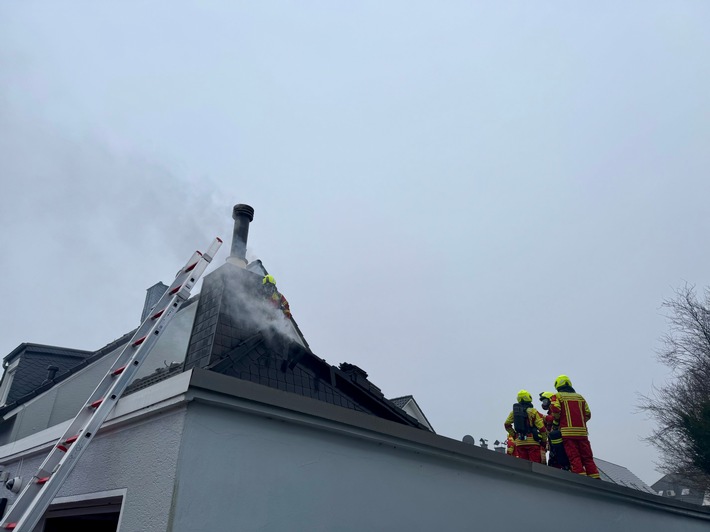 Kaminbrand in Heiligenhaus: Dramatischer Dachstuhlbrand gelöscht!