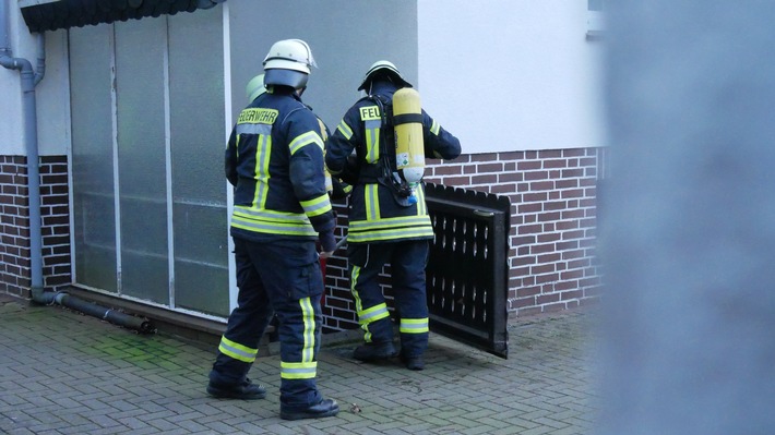 Kellerbrand in Celle: Zwei Verletzte bei dramatischem Einsatz!