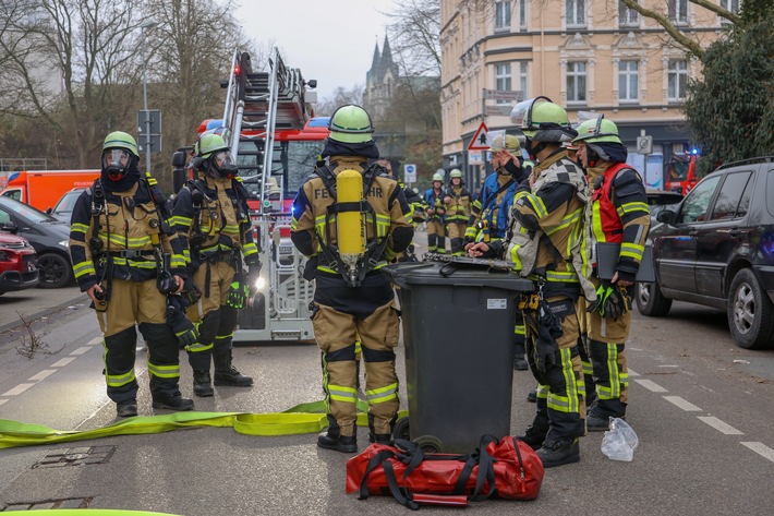 Kellerbrand in Essen: Feuerwehr rettet Nachbarn vor Rauchgefahr!