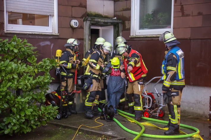 Kellerbrand in Mehrfamilienhaus: Feuerwehr rettet 119 Bewohner!