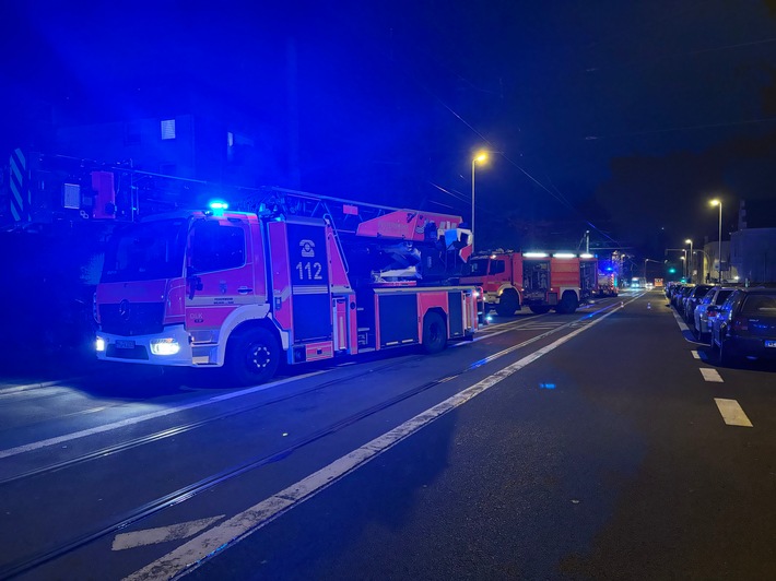 Kellerbrand in Mülheim: Feuerwehr rettet Anwohner vor Rauchgefahr!