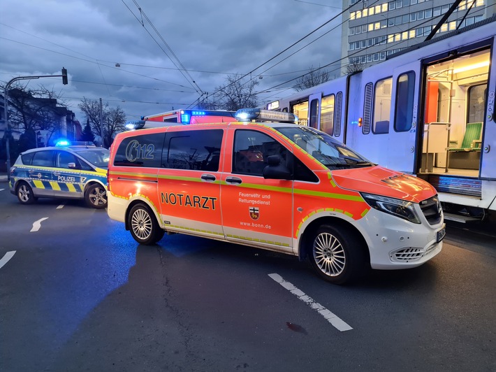 Kollision in Bonn: Straßenbahn rammt PKW – Leichte Verletzte!