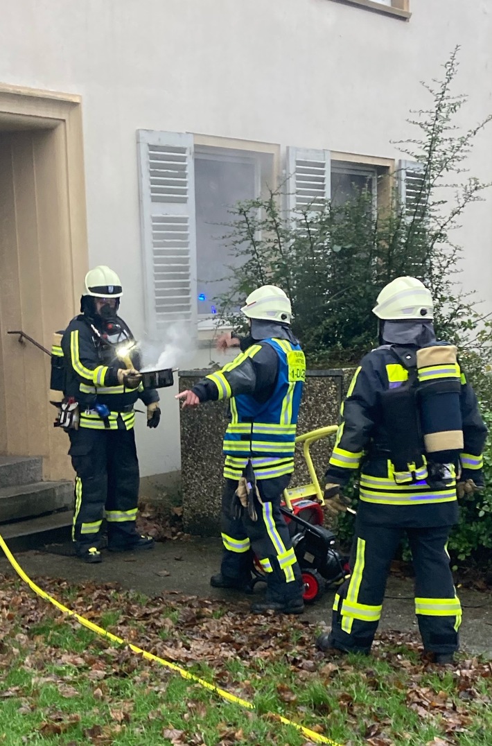 Küchenbrand in Hattingen: Feuerwehr rettet Katzen und Bewohner!