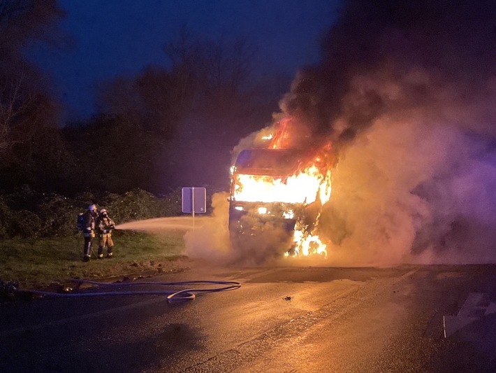 LKW-Brand auf B236: Feuerwehr kämpft stundenlang gegen Flammen!