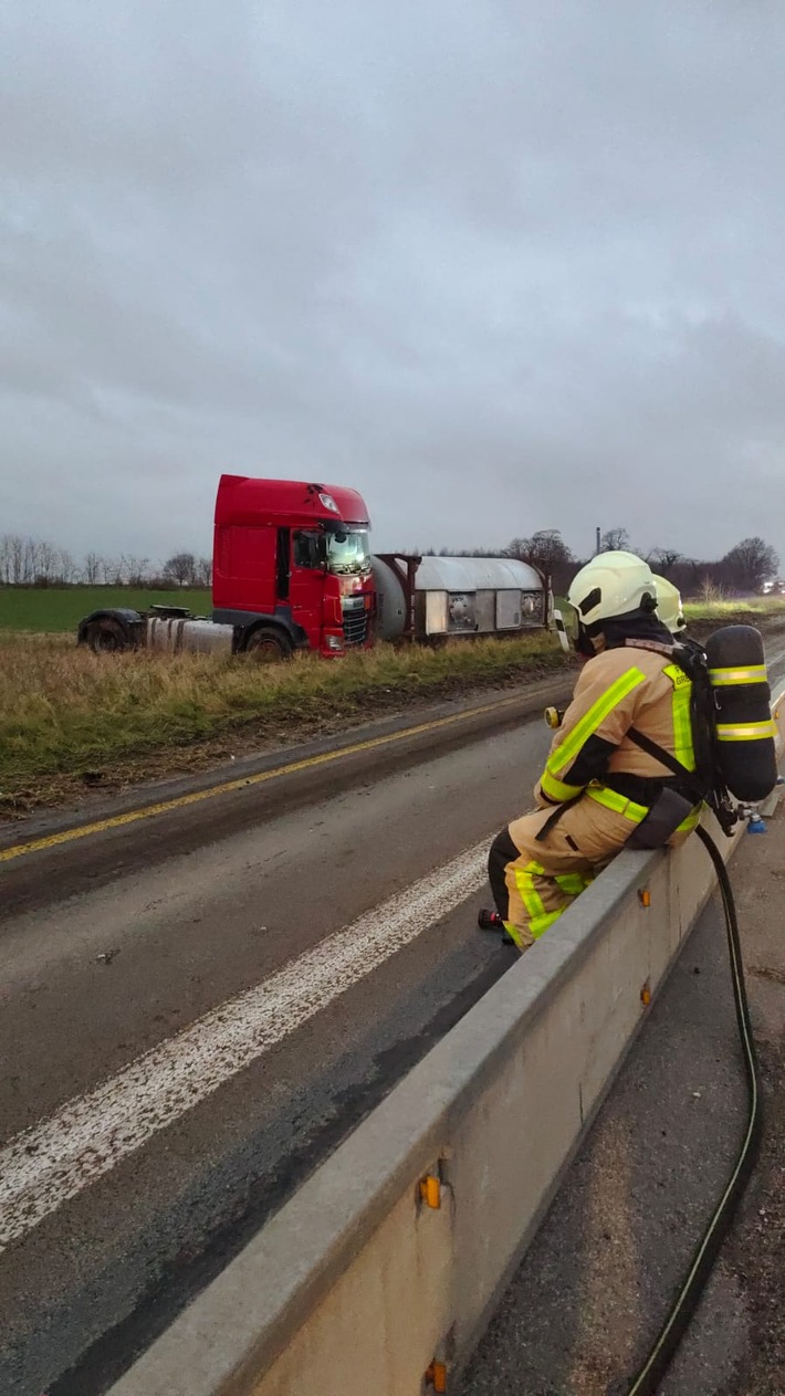 LKW-Unfall auf A46: Feuerwehr Grevenbroich im Großeinsatz!