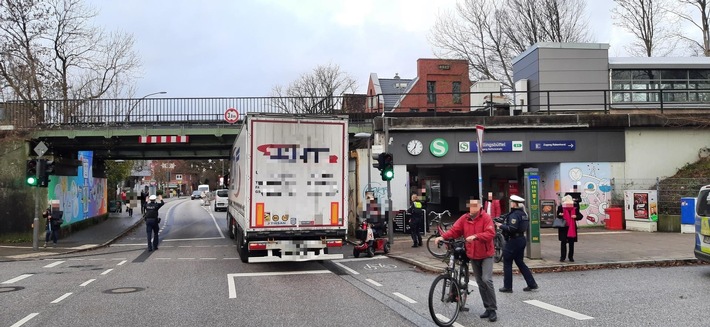 LKW prallt gegen Brücke in Wellingsbüttel – S-Bahnverkehr beeinträchtigt!