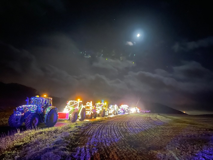 Lichterfahrt mit Traktoren: Landwirte zeigen Flagge für die Zukunft!