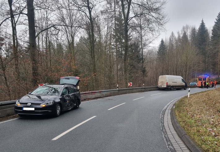 Lieferwagenfahrer unterschätzt Kurve: Glück im Unglück für VW Golf Familie!