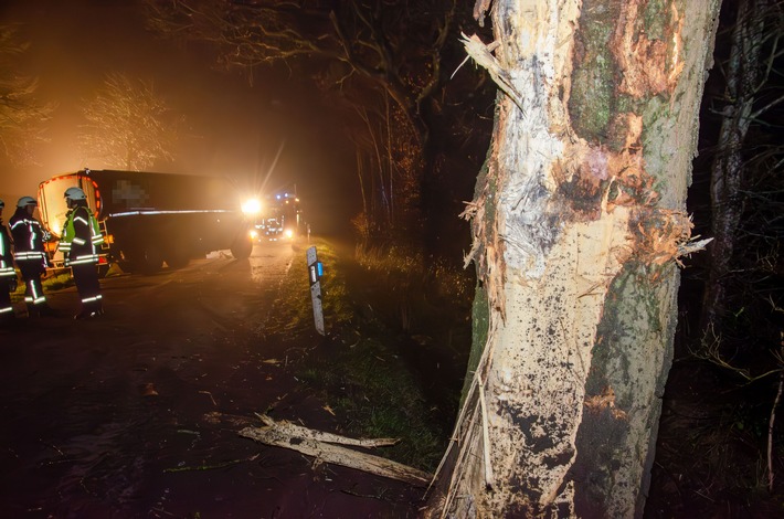 Milchlaster kracht gegen Baum: L128 zwischen Gokels und Seefeld gesperrt!