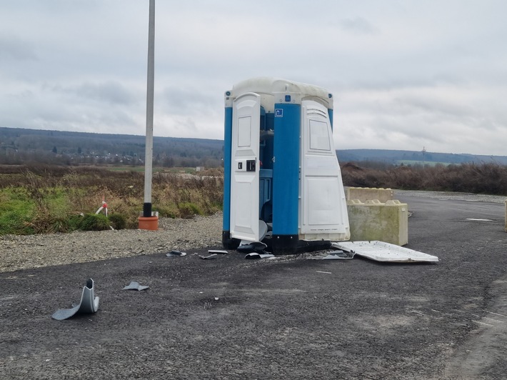 Mysteriöse Explosion: Toilettenhäuschen in Holzminden gesprengt!