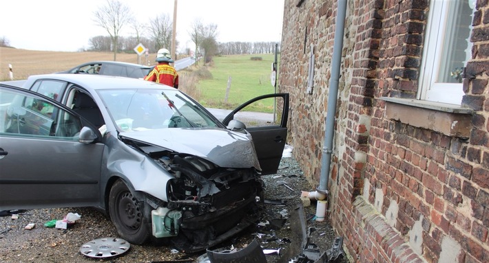 PKW-Beschädigung an Weihnachten: Fahrer erleidet Verletzungen!