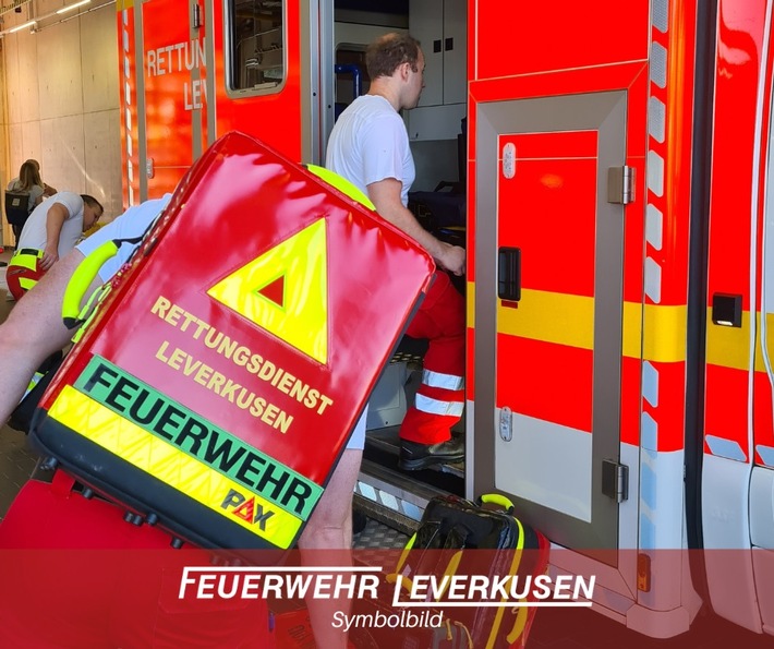 PKW-Brand nach Unfall in Rheindorf: Fünf Verletzte bei Einsatz!