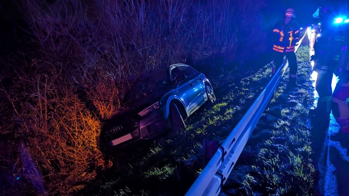 PKW-Unfall auf der A1: Feuerwehr sichert Unfallstelle bei Nacht!