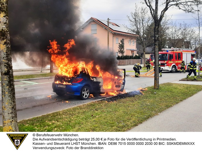 Peugeot in Flammen: Junges Trio rettet sich aus brennendem Auto!