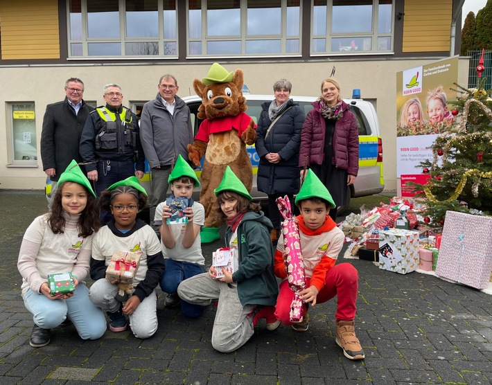 Polizei Bonn überrascht benachteiligte Kinder mit 100 Weihnachtsgeschenken