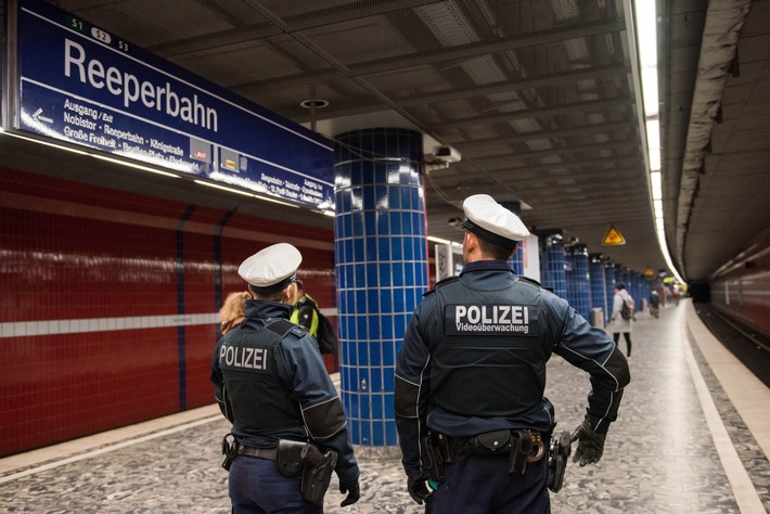 Regenschirm-Attacke auf Reeperbahn: Betrunkener geht brutal auf Kiosk-Betreiber los!