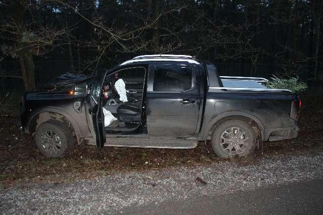 Reh springt auf die Straße: Frau rammt Baum und beschädigt ihren Ford!