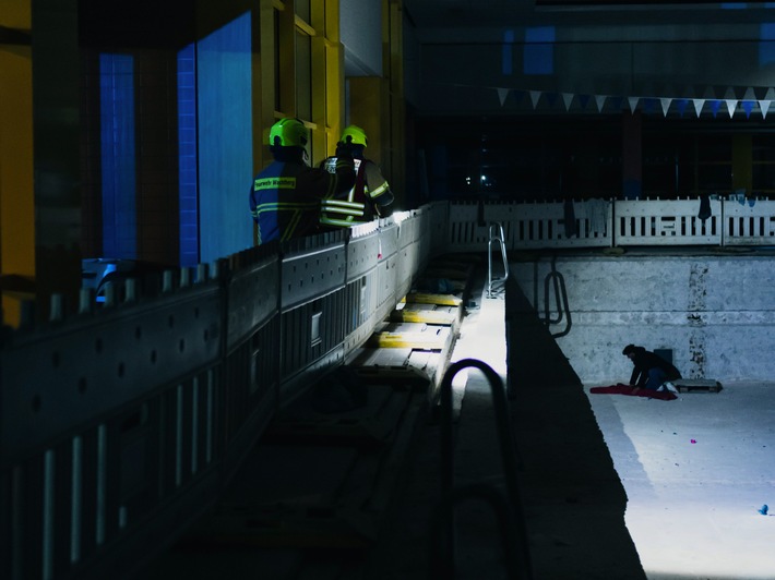 Rettungstraining im Berkumer Hallenbad: Feuerwehr zeigt beeindruckende Einsatzkraft!