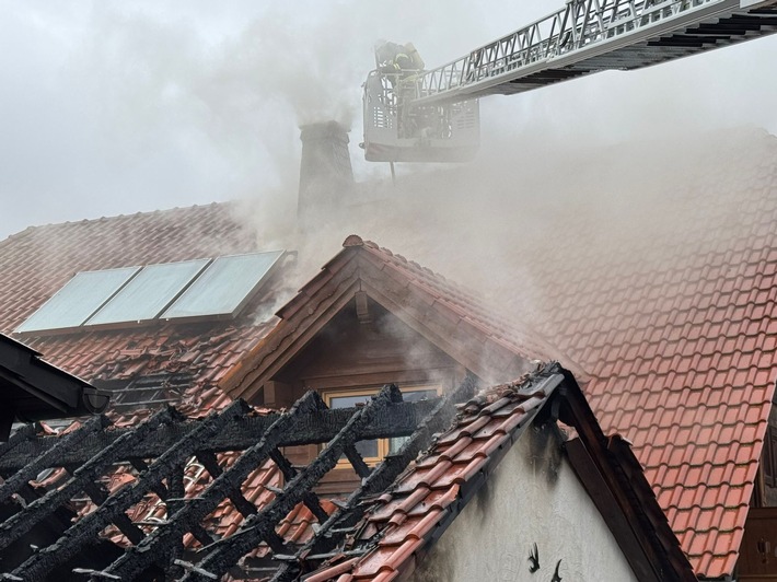 Riesenbrand in Arnsberg: Carport frisst sich ins Wohnhaus!