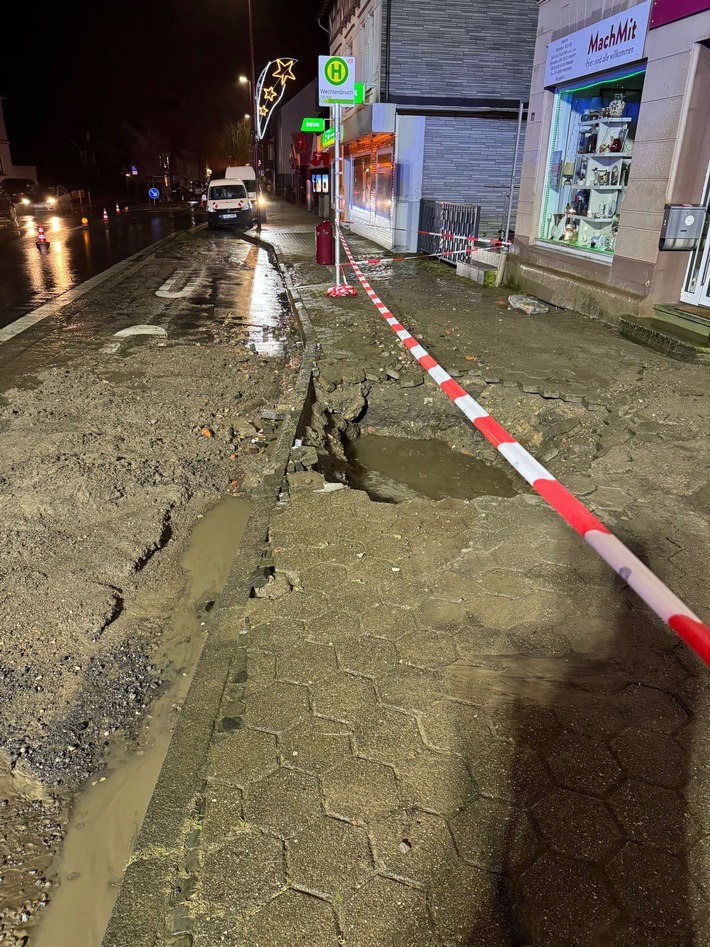 Rohrbruch in Sprockhövel: Feuerwehr im nächtlichen Einsatz!