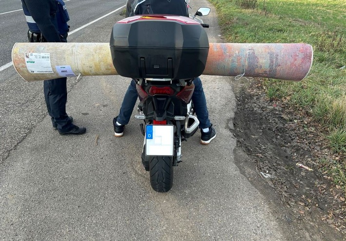 Rollerfahrer mit fliegendem Teppich – Polizei greift ein!