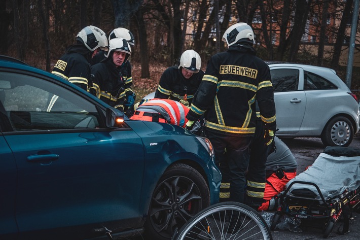 Rostock: Radfahrer nach Unfall unter PKW eingeklemmt – Feuerwehr im Einsatz!