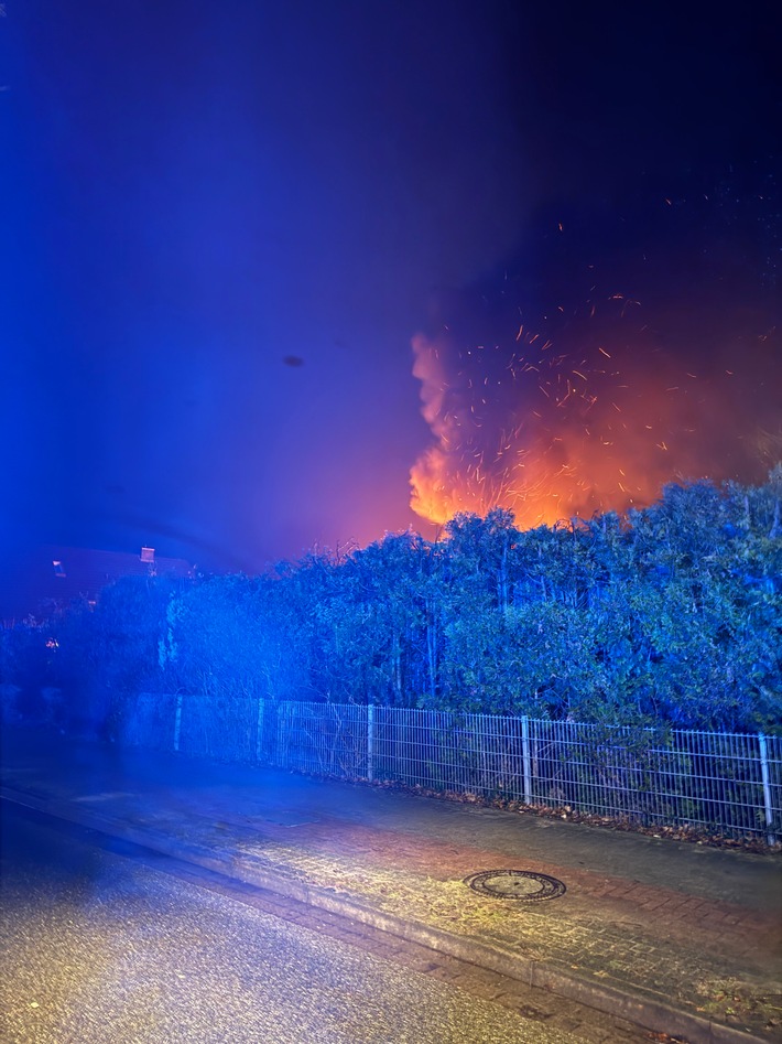 Schenefeld: Feuerwehr stoppt Brand von Carport – Schlimmeres verhindert!