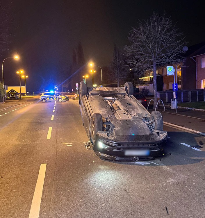 Schock in Bergheim: Polo landet auf dem Dach nach Unfall!