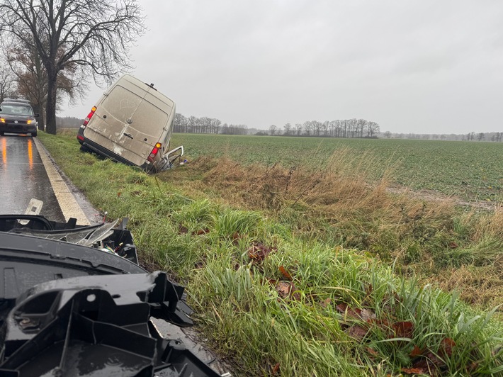 Schock in Wiedenrode: Kleintransporter kracht gegen Baum!