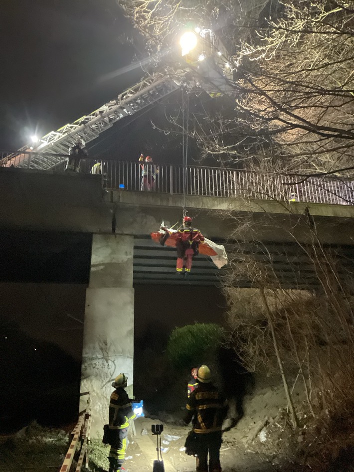 Schockierender Brückenunfall: Mann stürzt 8 Meter auf Bahngleis!