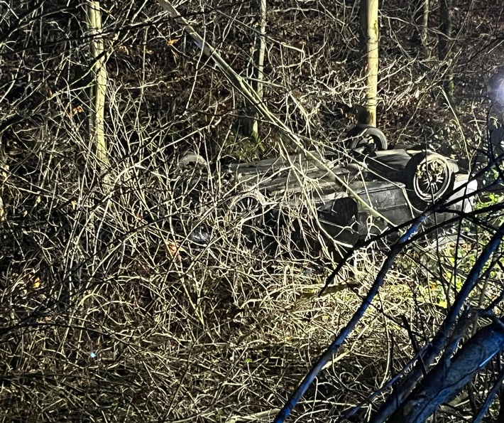 Schockunfall in Marsberg: Auto überschlägt sich – Zwei Verletzte!