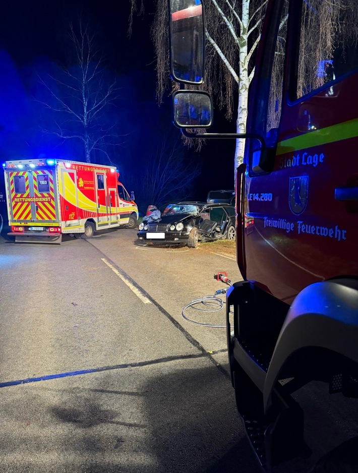 Schrecklicher Alleinunfall in Lage: Feuerwehr rettet eingeklemmten Fahrer!