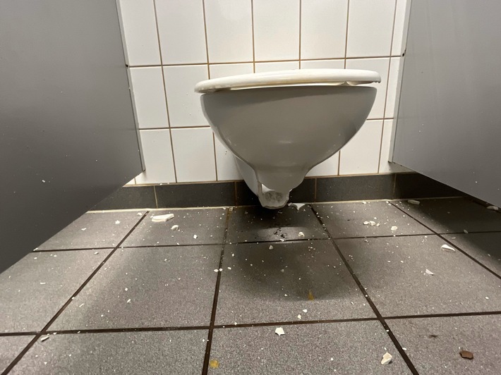 Schreckmoment in Soest: Schul-Toilette explodiert – Kind verletzt!