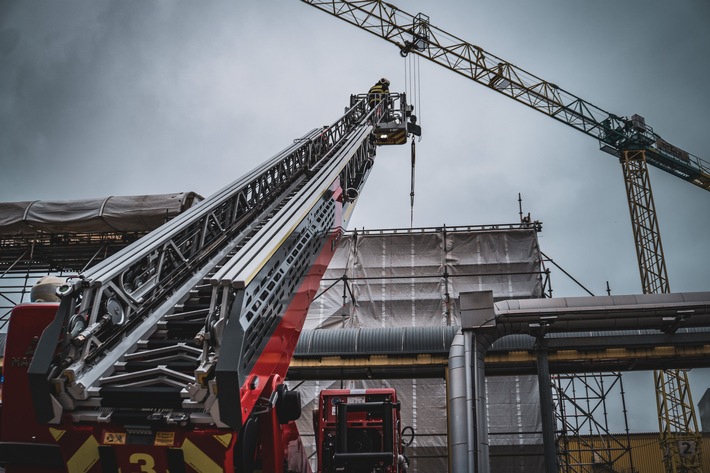 Schwerer Arbeitsunfall in Rostock: Feuerwehr rettet Verletzten aus Höhenlage