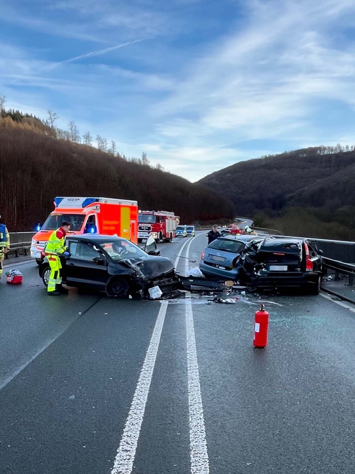 Schwerer Unfall auf B1: Frau stirbt, mehrere Verletzte bei Kohlstädt!