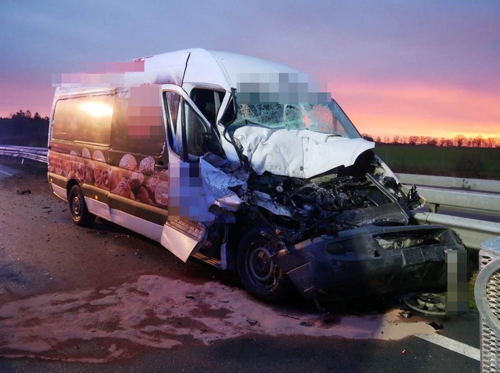 Schwerer Unfall auf der A1: Transporter rast in Sattelzug – Fahrer schwer verletzt!